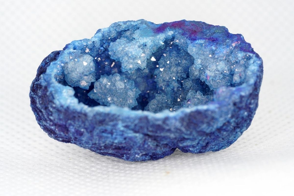 Blue Agate Meanings, Properties and Uses